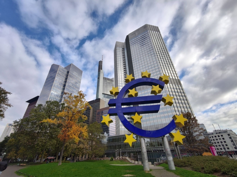 ECB, Ekim'de faiz oranlarını sabit tutma kararı aldı